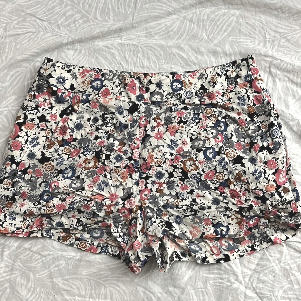 Light floral high waist shorts